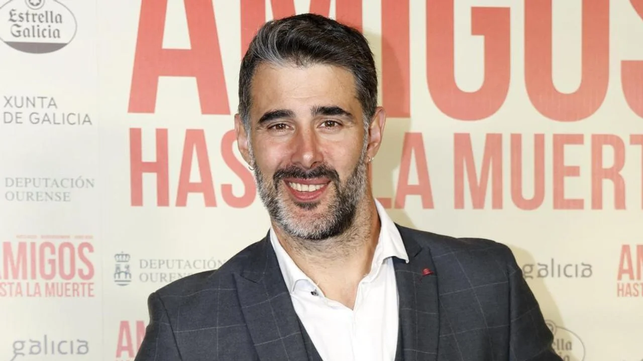 David Amor con un saco y camisa blanca de botones en una gala