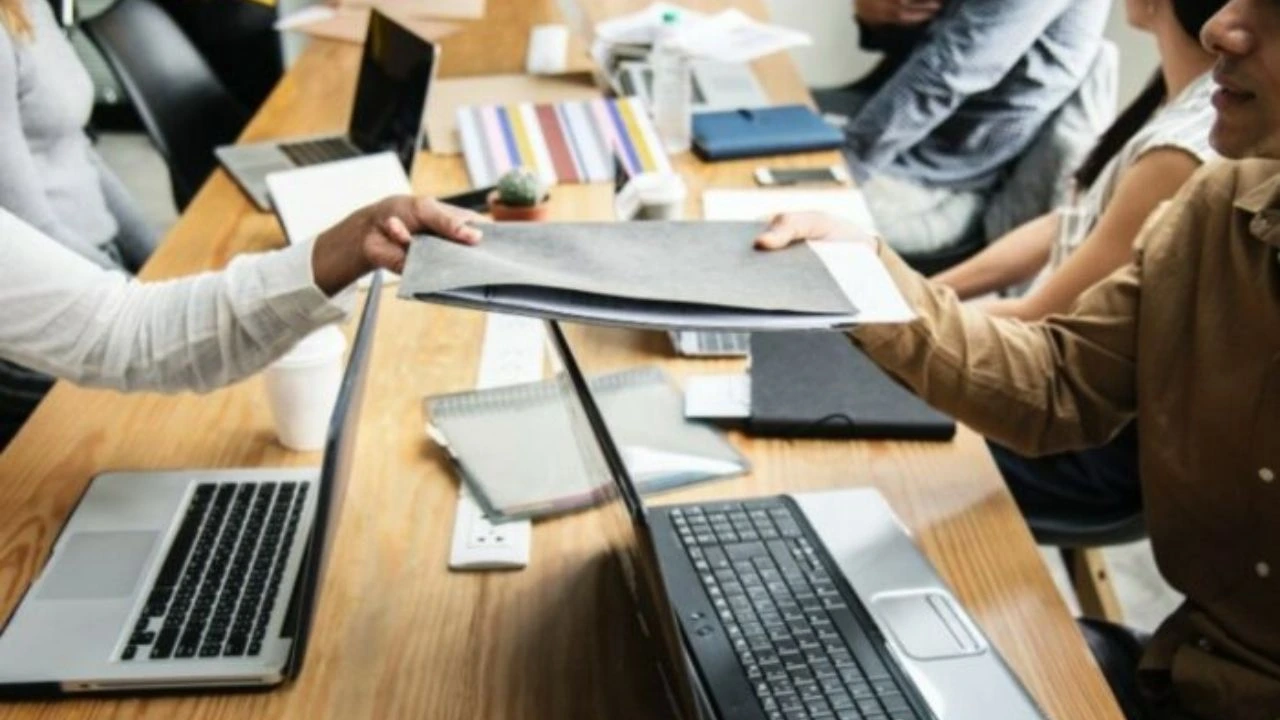 Imagen de referencia de jovenes en entrevistas de trabajo.