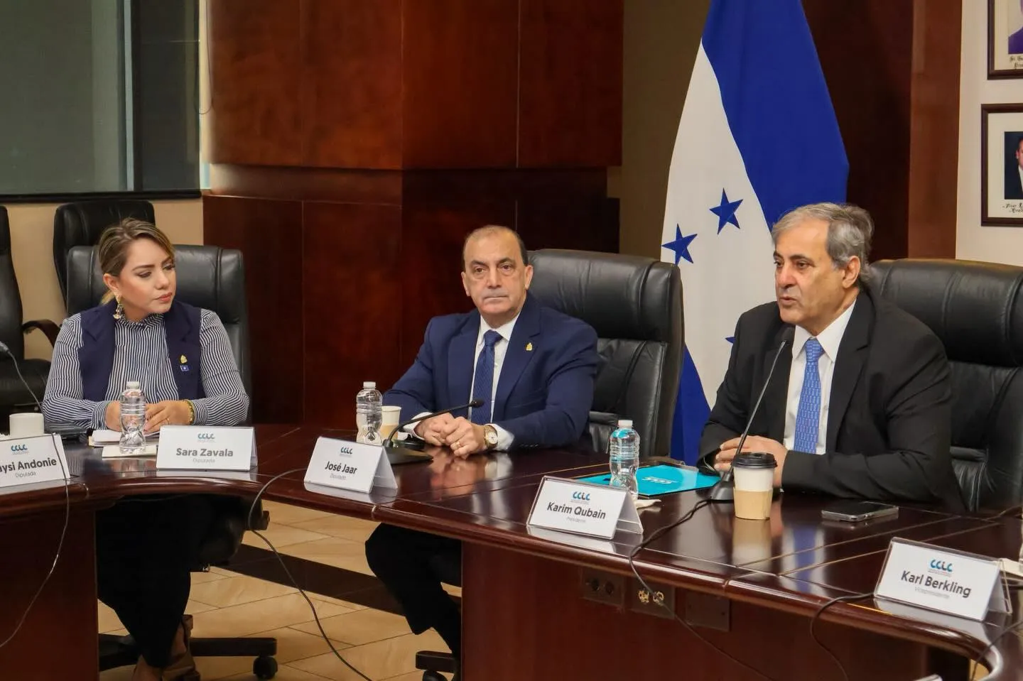Reunión entre empresarios de SPS y Comisión del Congreso Nacional.