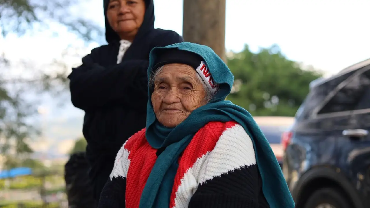 Dos mujeres abrigadas durante una mañana fría en Honduras