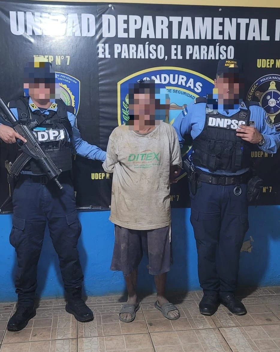 Hombre custodiado por dos agentes de la DPI en Danlí, El Paraíso. Foto: cortesía de la Policía Nacional 