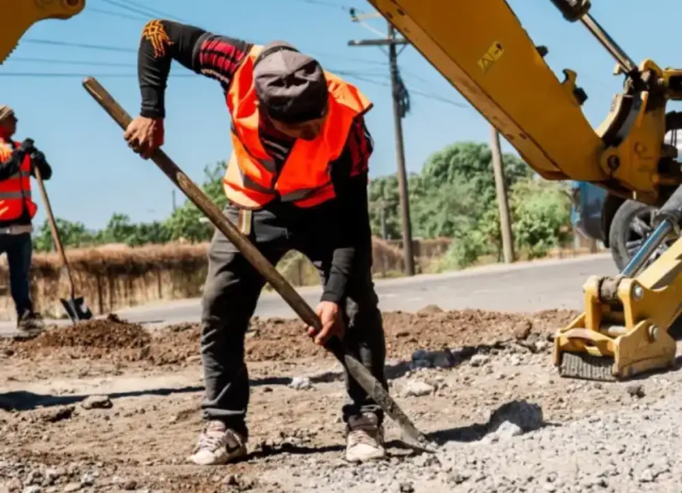 Hondureños trabajan en reparación de carreteras de Honduras 
