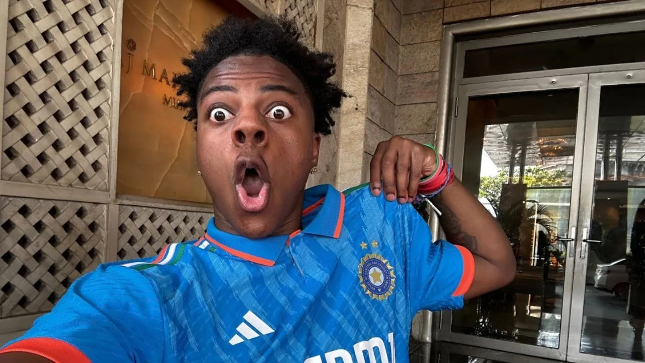 Ishowspeed con una camisa deportiva azul.