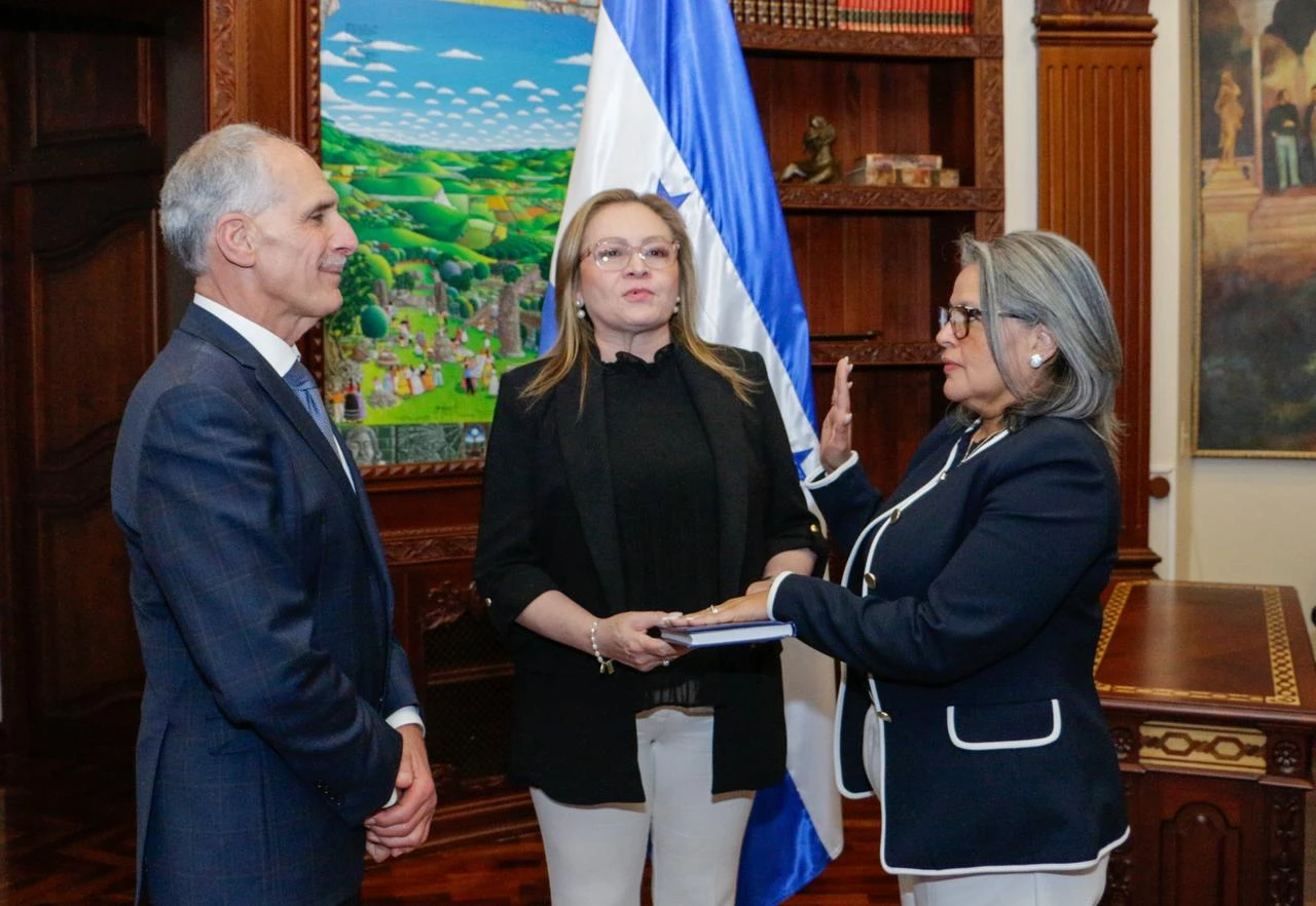 Momento en que el presidente Asfura tomaba toma de juramento a la nueva funcionaria. Foto: cortesía de Casa Presidencial