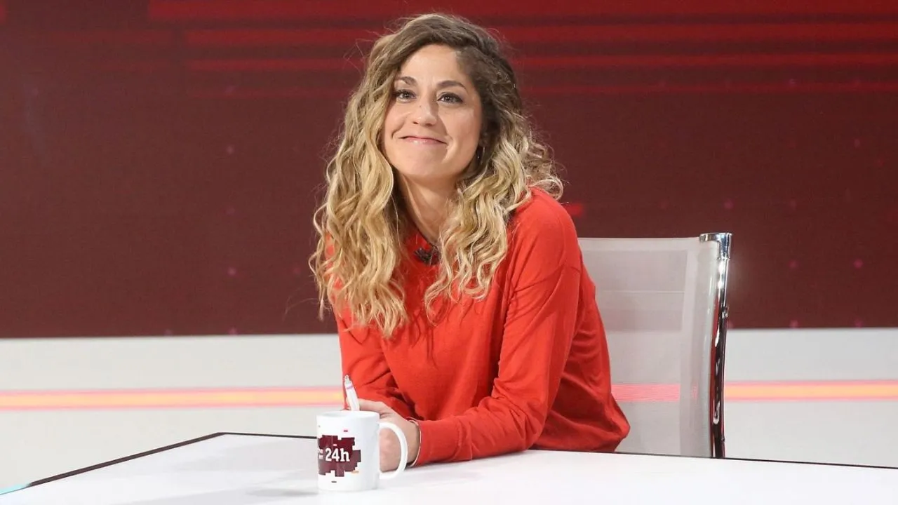 Lara Hernández con una blusa roja en un set de televisión.