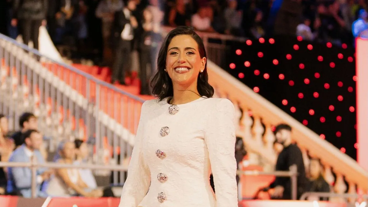 Macarena Ripamonti con un vestido blanco en la gala de Viña del Mar 2026.