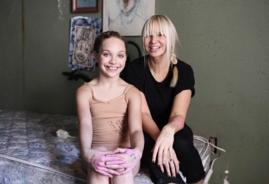 Sia junto a Maddie Ziegler para la canción Chandelier