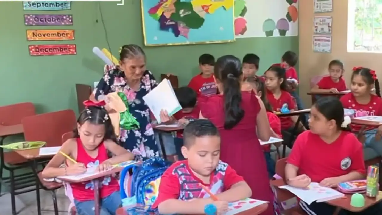 Doña Amparo entre escolares