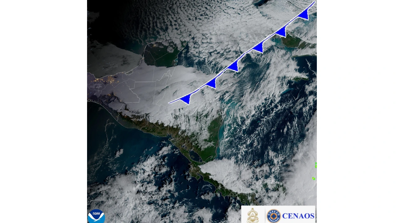 Imagen satelital de masa de aire frío que afecta al país. 