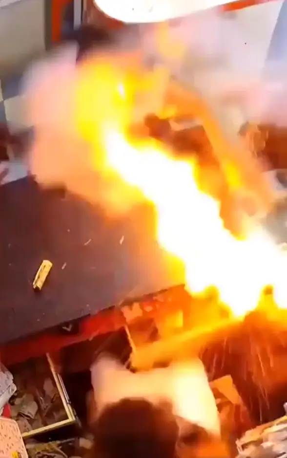 Foto del momento en que el Hombre mordió la batería del celular y le explotó en la cara