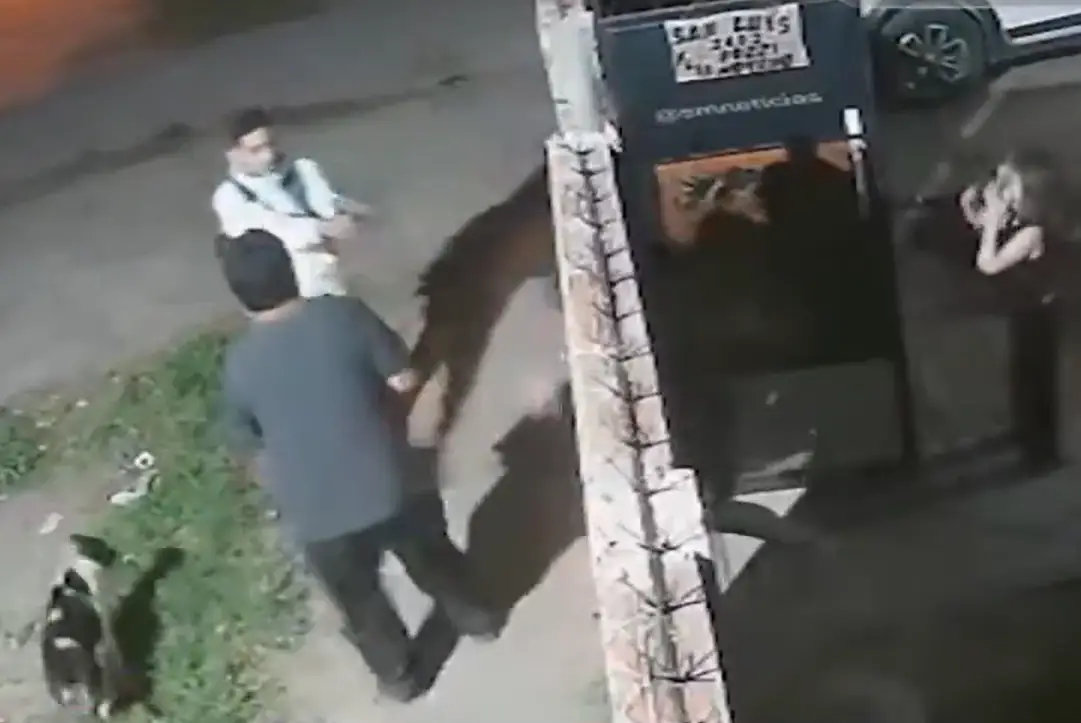 Sicario saluda a hombre y luego lo asesina