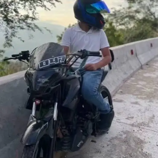 Foto del motociclista que chocó con la rastra y murió