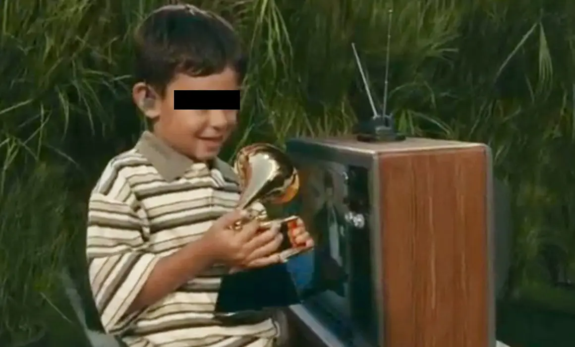 Foto del niño al que Bad Bunny le entrega el Grammy en el super bowl 
