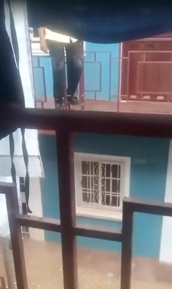 Foto del joven que cae de edificio en Catacamas