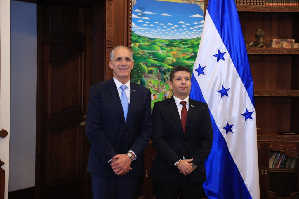 Nasry Asfura y Enrique Flores Rodríguez, secretario de OABI.