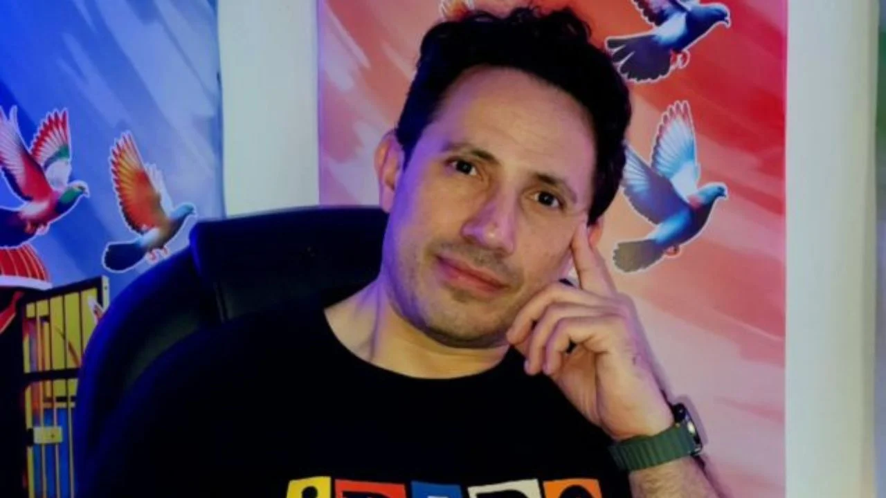 Pablo Salum con una camisa negra y un reloj en su muñeca.