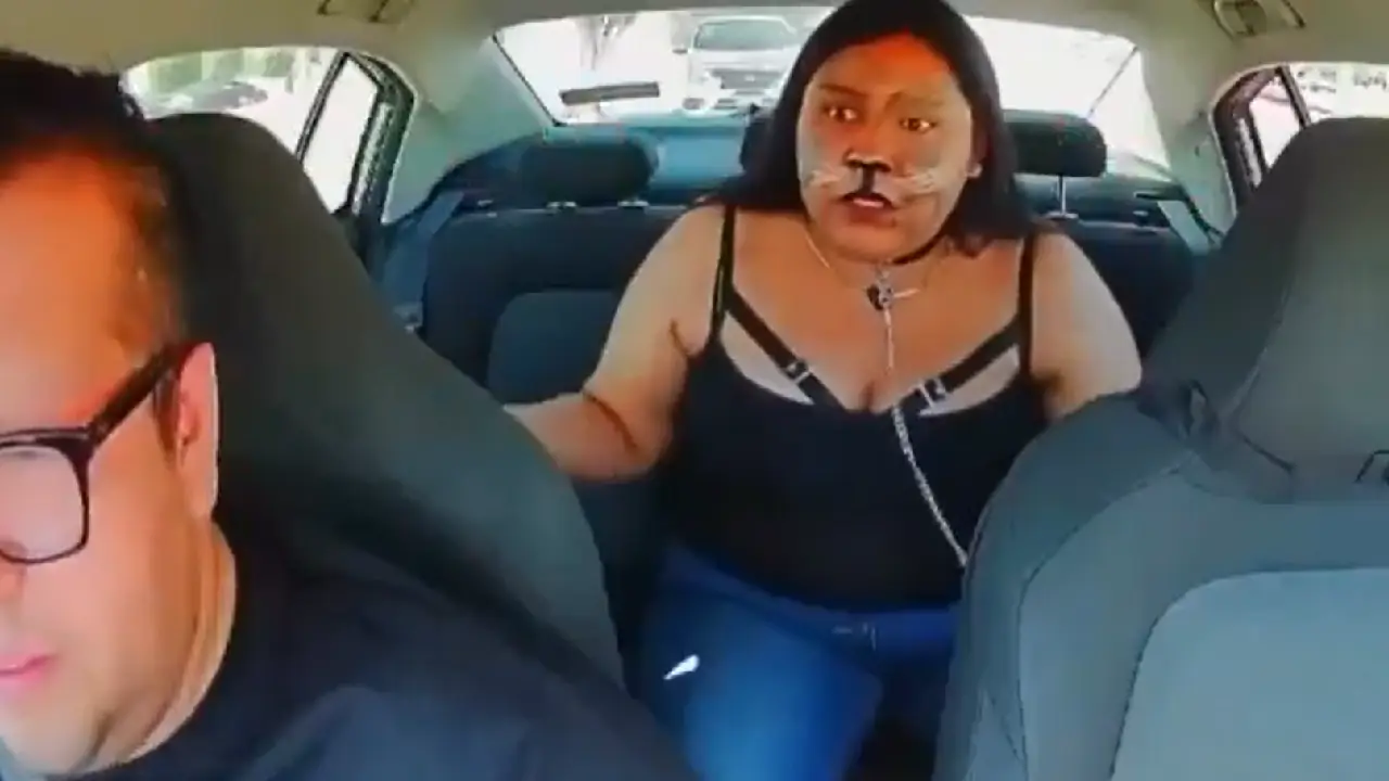 Foto del taxista y de la pasajera que se identifica como Therian
