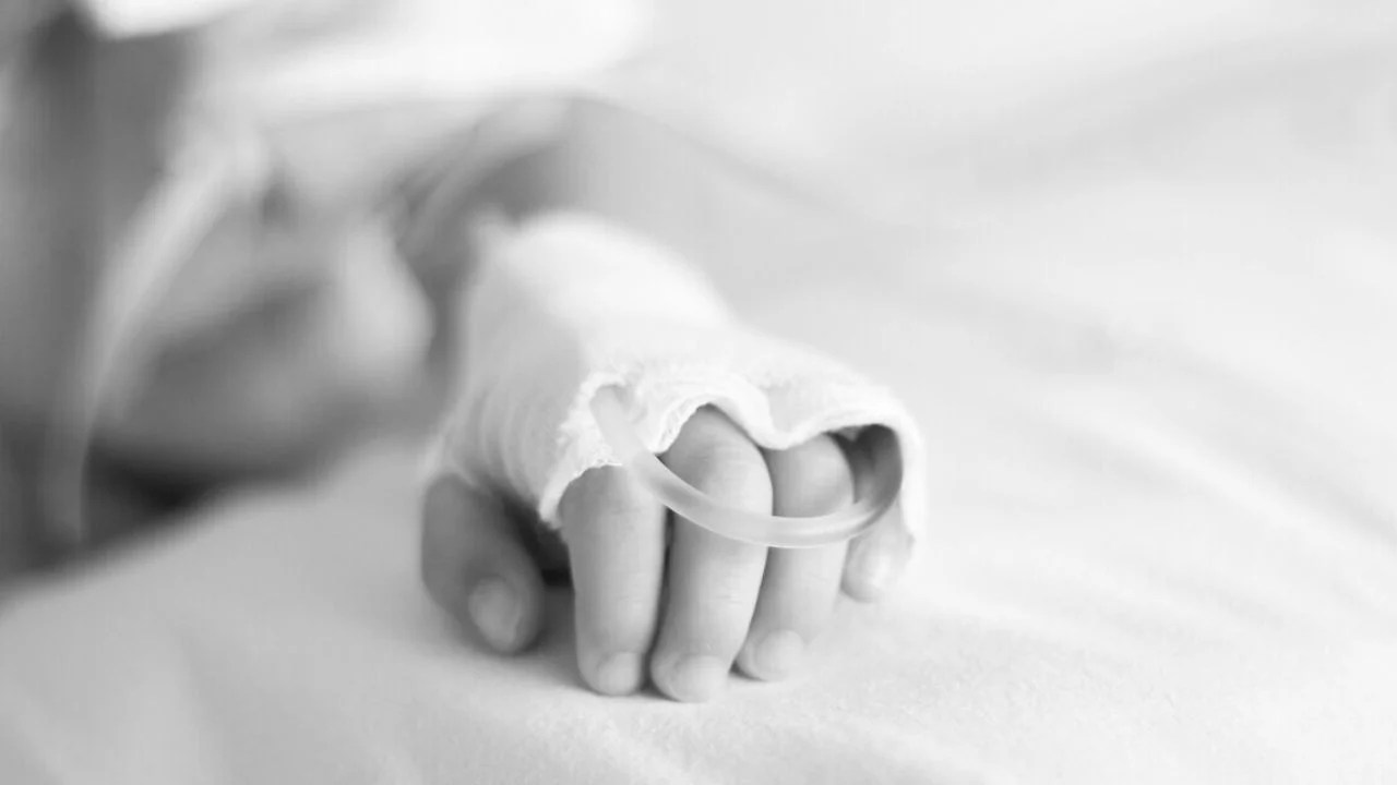 Mano de niño en referencia al caso de un menor que murió esperando tratamiento en Bogotá.