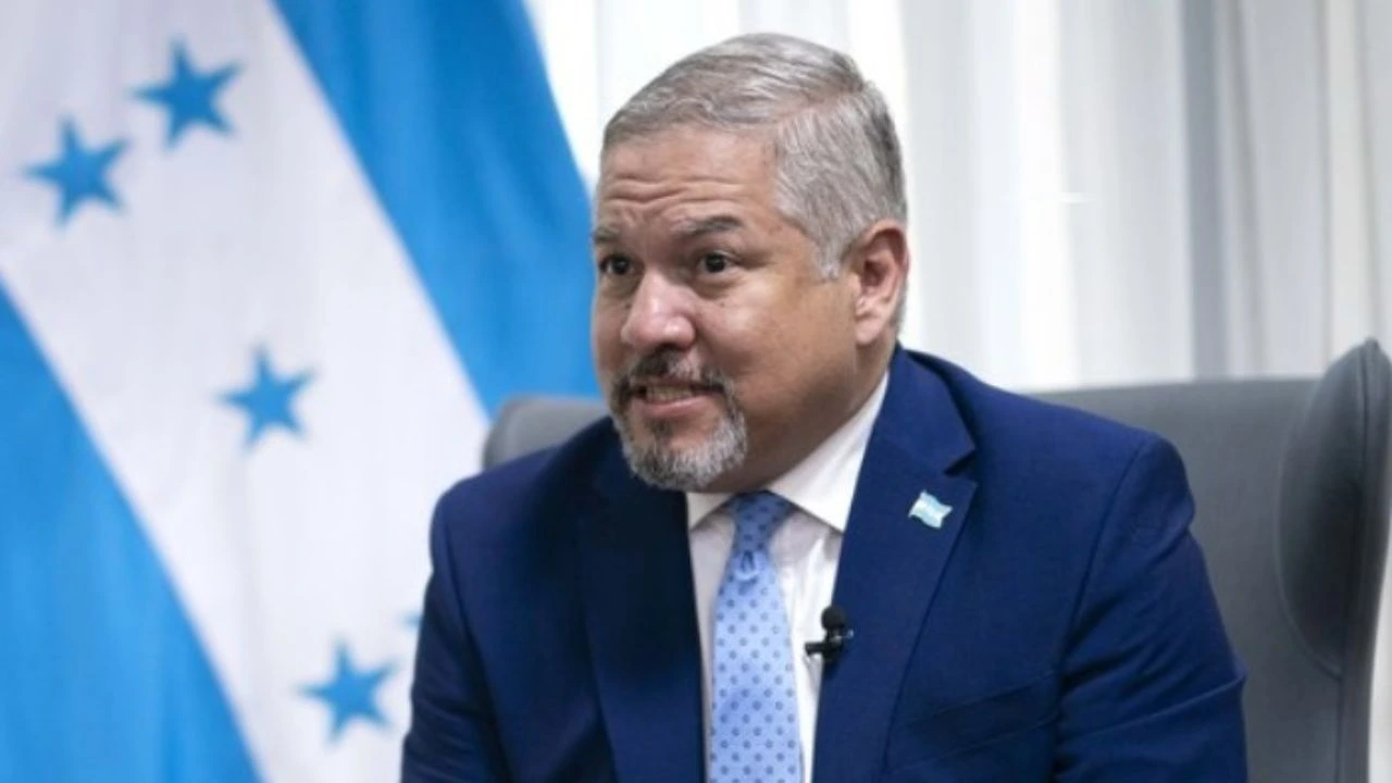 Excanciller critica decisión en embajadas, pero le recuerdan que él hizo lo mismo