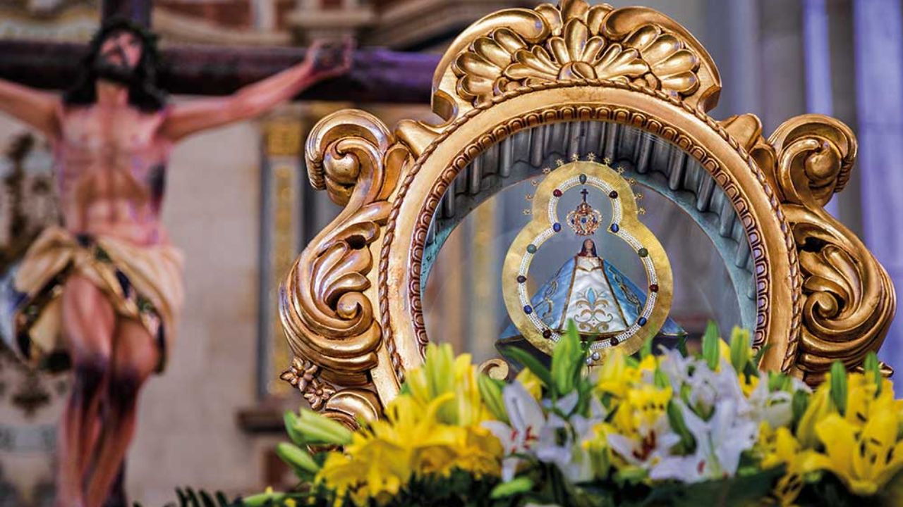 Imagen de Feligreses presentan sus oraciones y testimonios a la Virgen de Suyapa