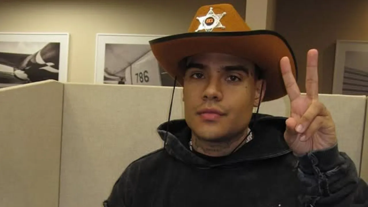 Exotic DJ con un sombrero de vaquero y una hoddie negra.