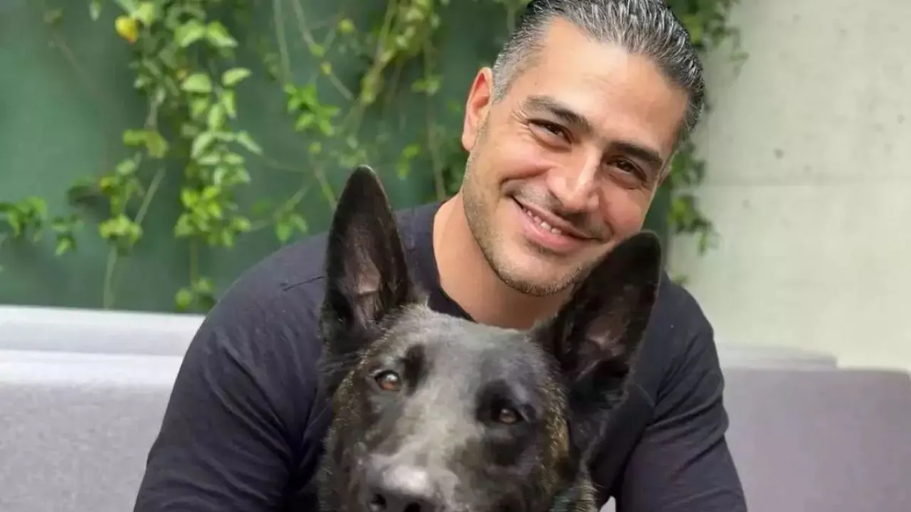 Omar García Harfuch con su mascota.