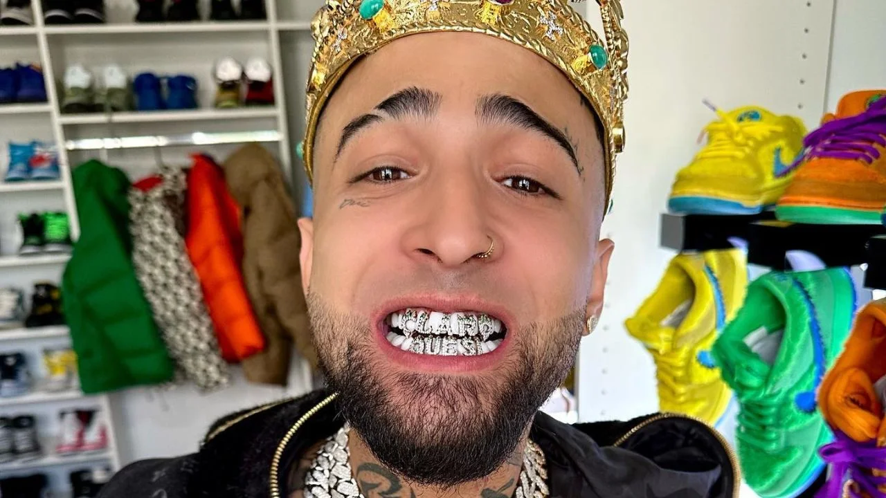 Ovi con una corona dorada