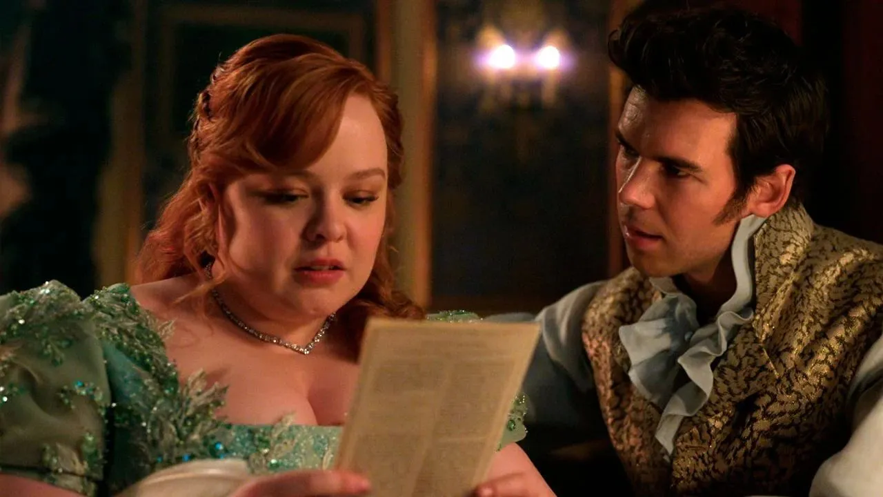 Penélope Bridgerton (Nicola Coughlan) y Colin Bridgerton (Luke Newton) leyendo a la nueva Lady Whistledown.