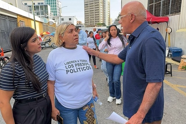 Jorge Rodríguez, presidente del Parlamento de Venezuela con familiares de presos politícos.