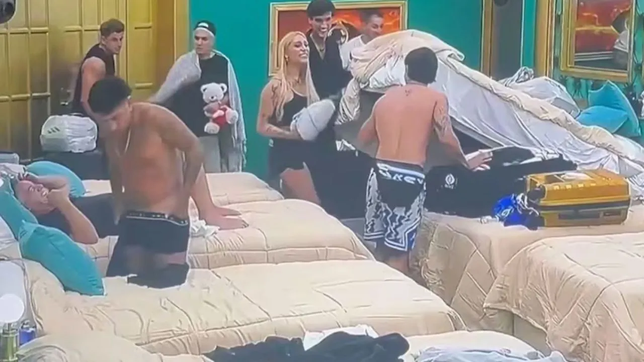 Brian Sarmiento cambiandose en la casa de Gran Hermano.