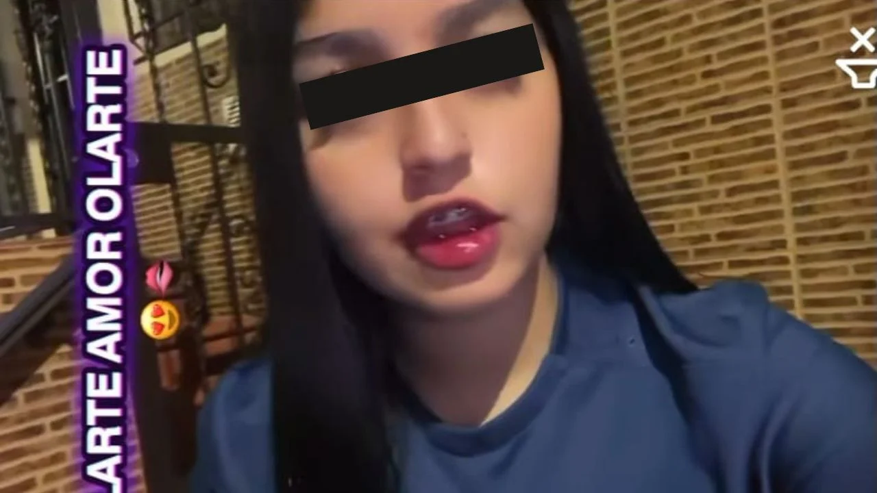 María Olarte en un video con una camisa azul.