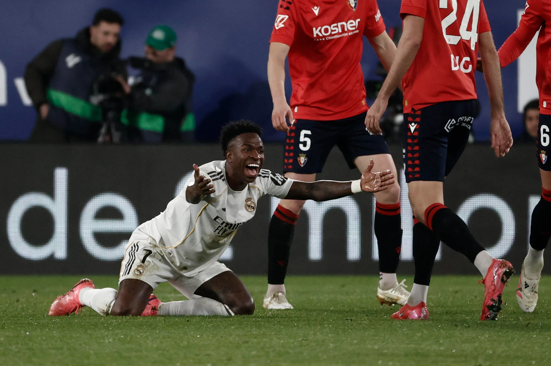 El delantero brasileño del Real Madrid Vinicius Jr. (i) se queja durante el partido de la jornada 25 de LaLiga que disputaron CA Osasuna y Real Madrid, este sábado en el estadio de El Sadar, en Pamplona. Foto: EFE