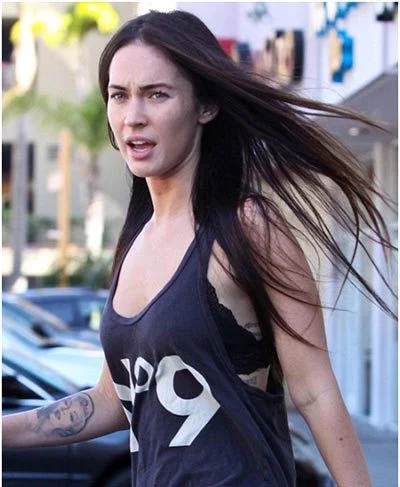 Megan Fox caminando sin maquillaje