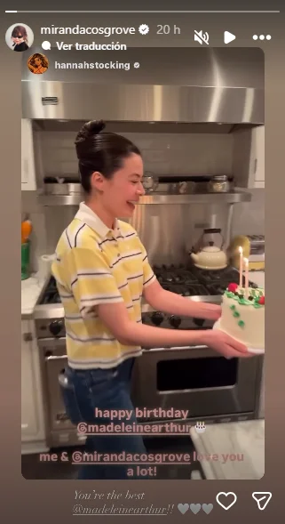 Miranda Cosgrove celebrando el cumpleaños de una amiga. 