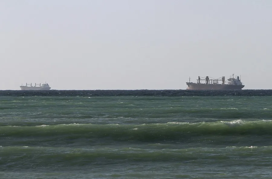 petroleros cruzando el estrecho de Ormuz.