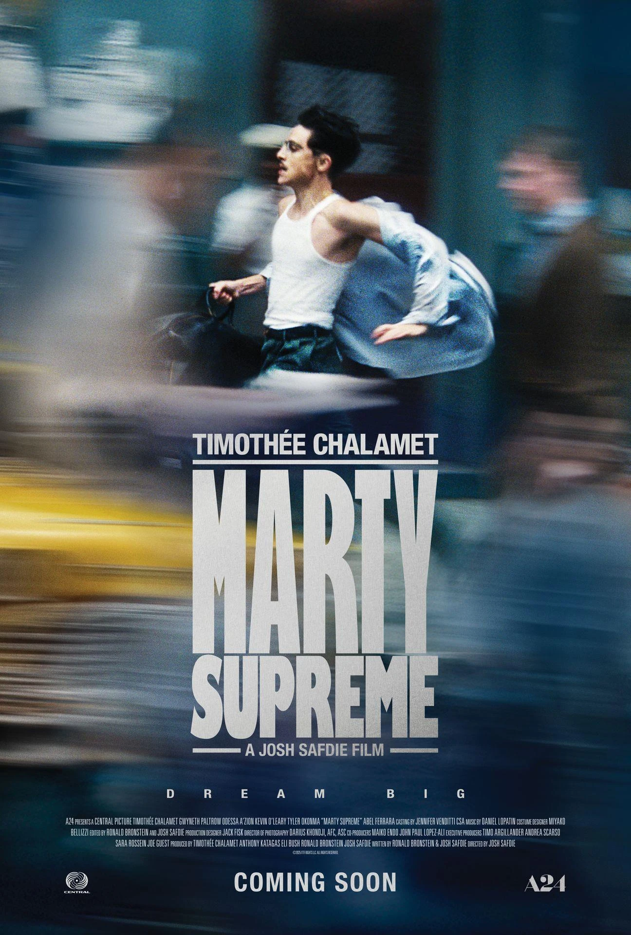 poster oficial de la película Marty Supreme donde se ve al protagonista corriendo a gran velocidad  