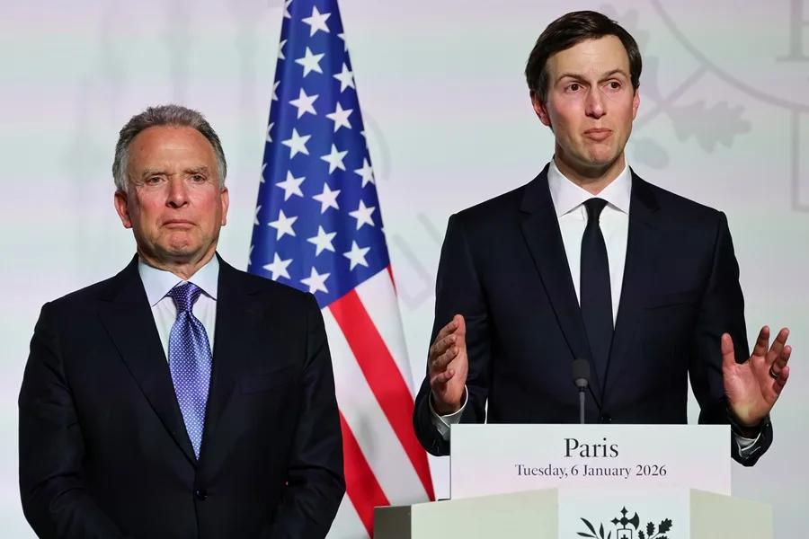 enviado especial estadounidense para Oriente Medio, Steve Witkoff (i), junto al yerno de Trump, Jared Kushner