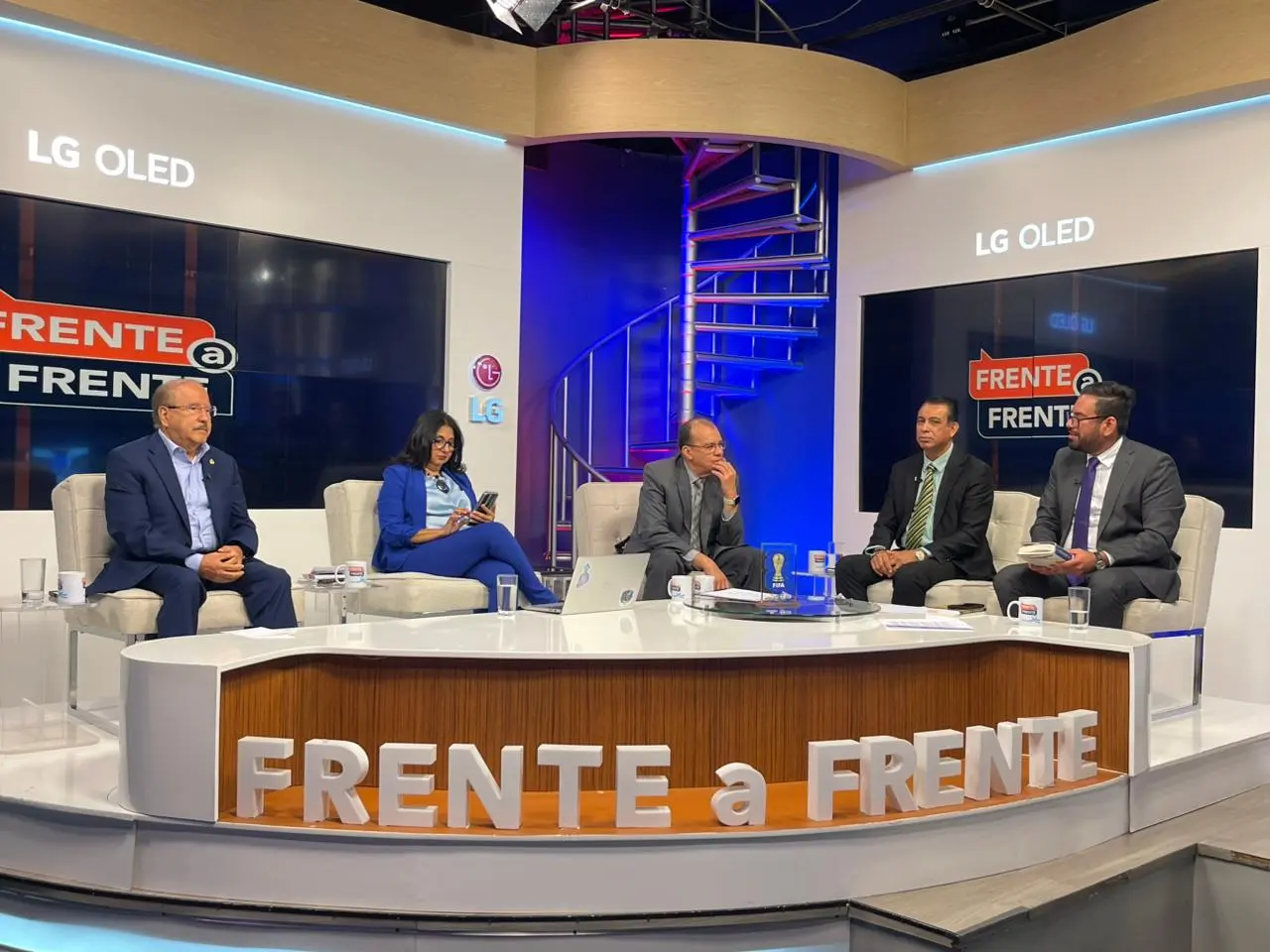 personas sentadas en el set de Frente a Frente