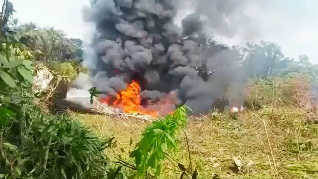 Avión que se accidentó en llamas.