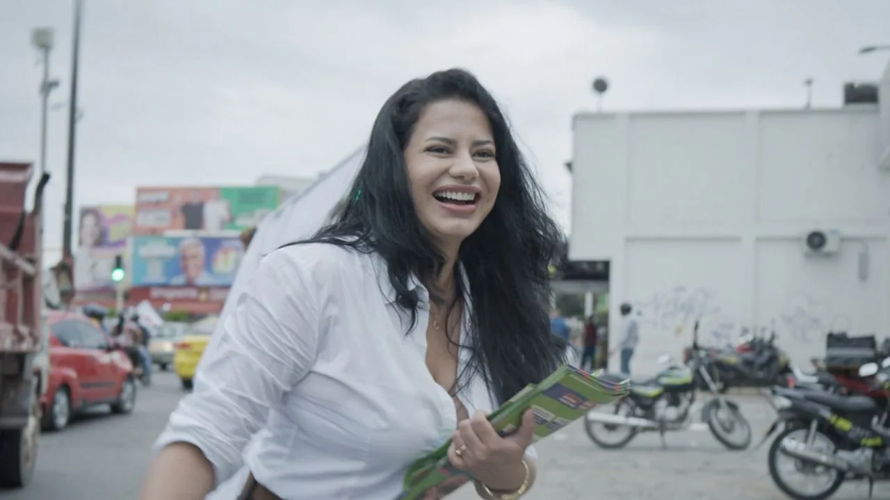 Amaranta Hank con una camisa blanca de botones en la calle,