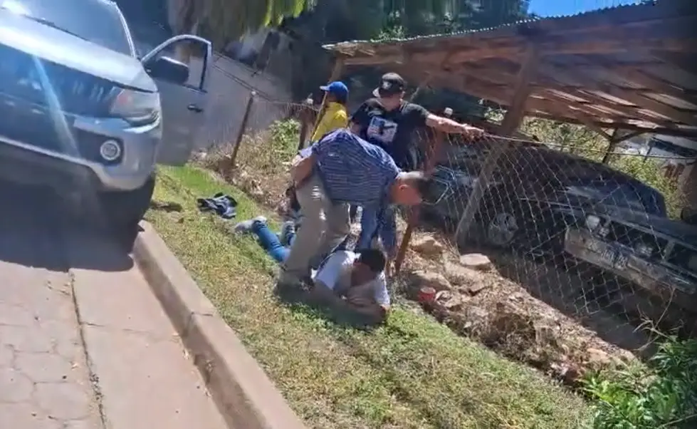 Momento en que policías atrapan al ladrón en calle de Tegucigalpa