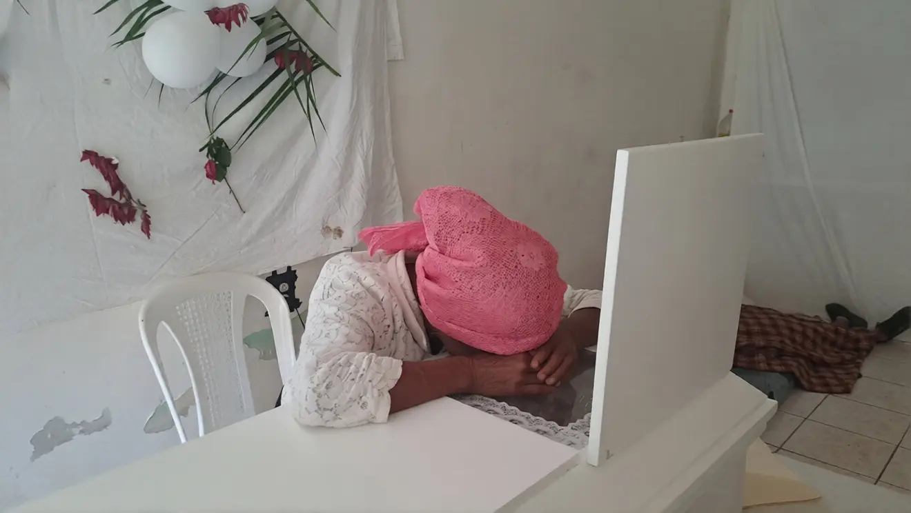 señora llorando sobre cuerpo