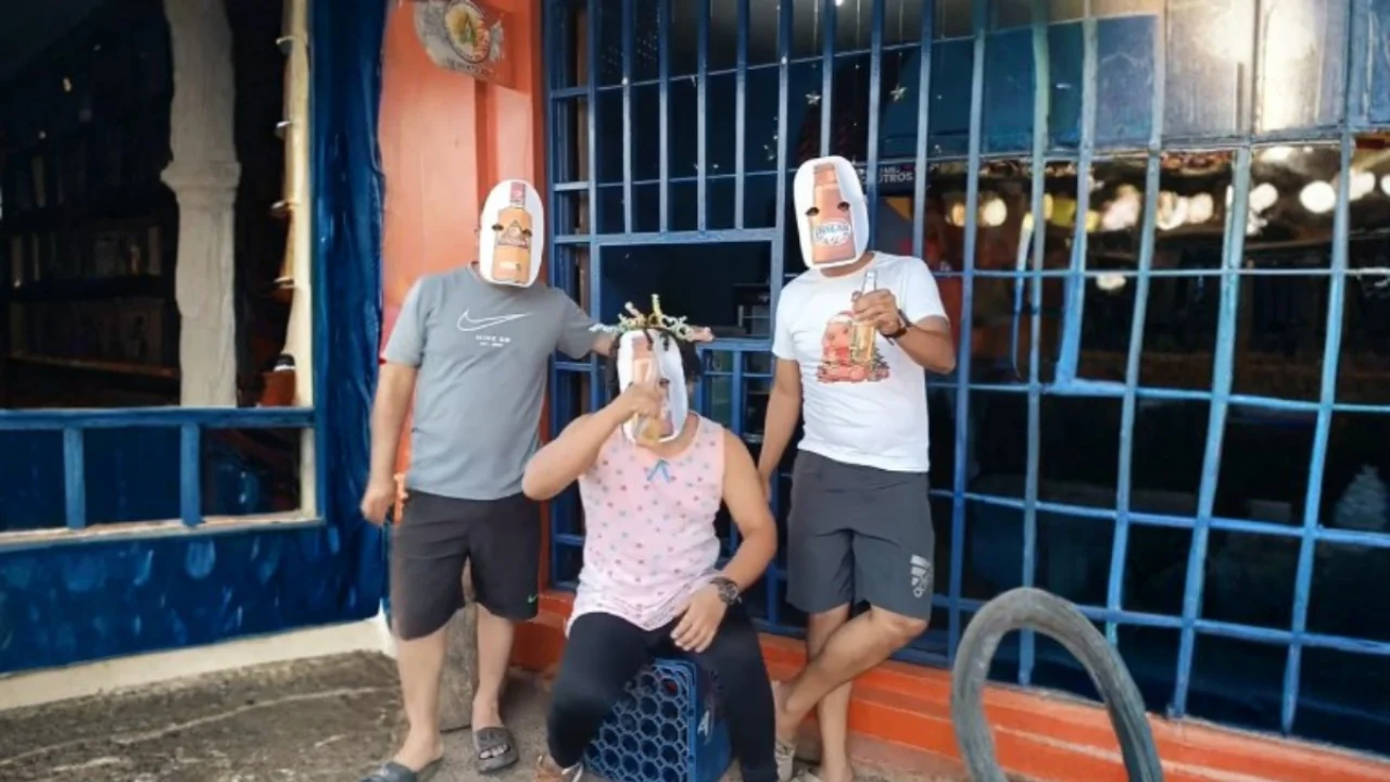 jovenes con mascara de cerveza