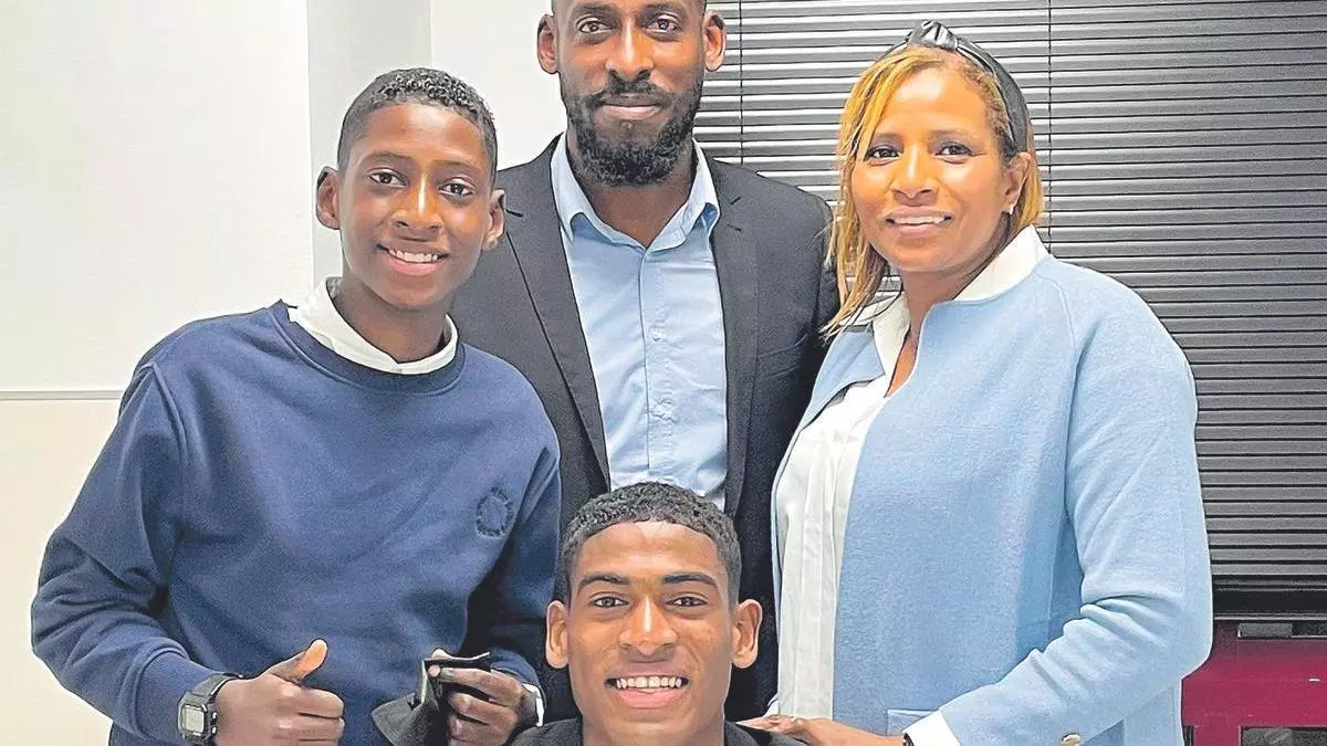 Cristhian Andrey Mosquera junto a sus padres y hermano.