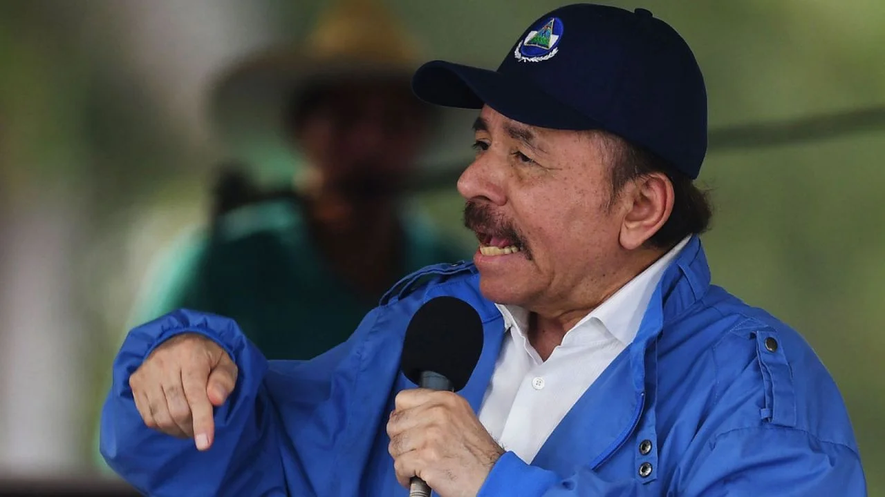 Daniel Ortega con una gorra negra y una chaqueta azul.