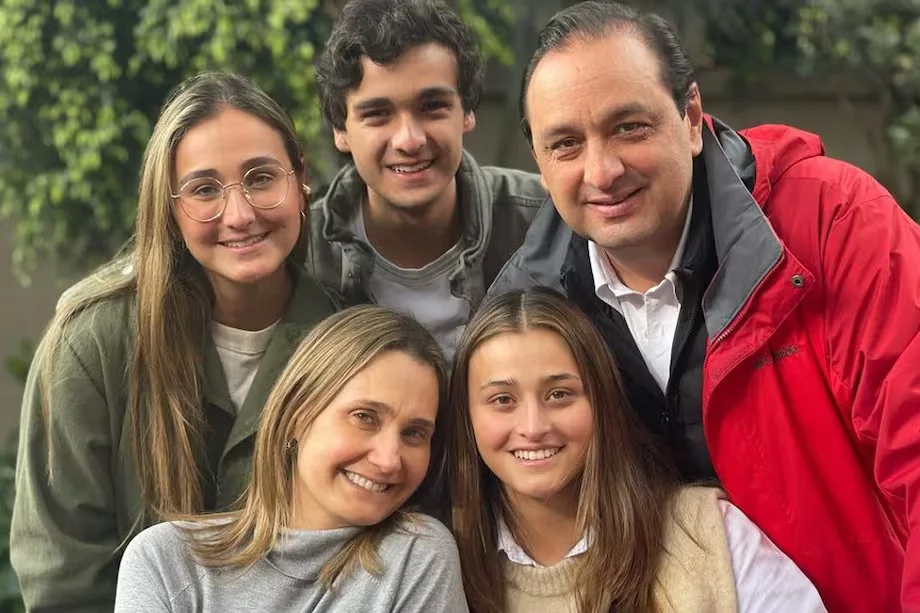 Jorge Alfredo Vargas junto a su esposa Inés y sus tres hijos