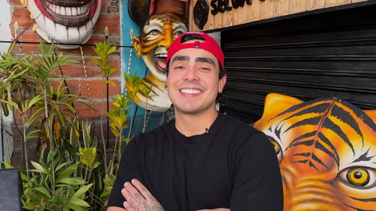 Felipe Saruma con una camisa negra y una gorra roja.