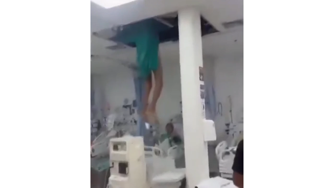 Imagen del momento en que paciente cae desde el techo de hospital.