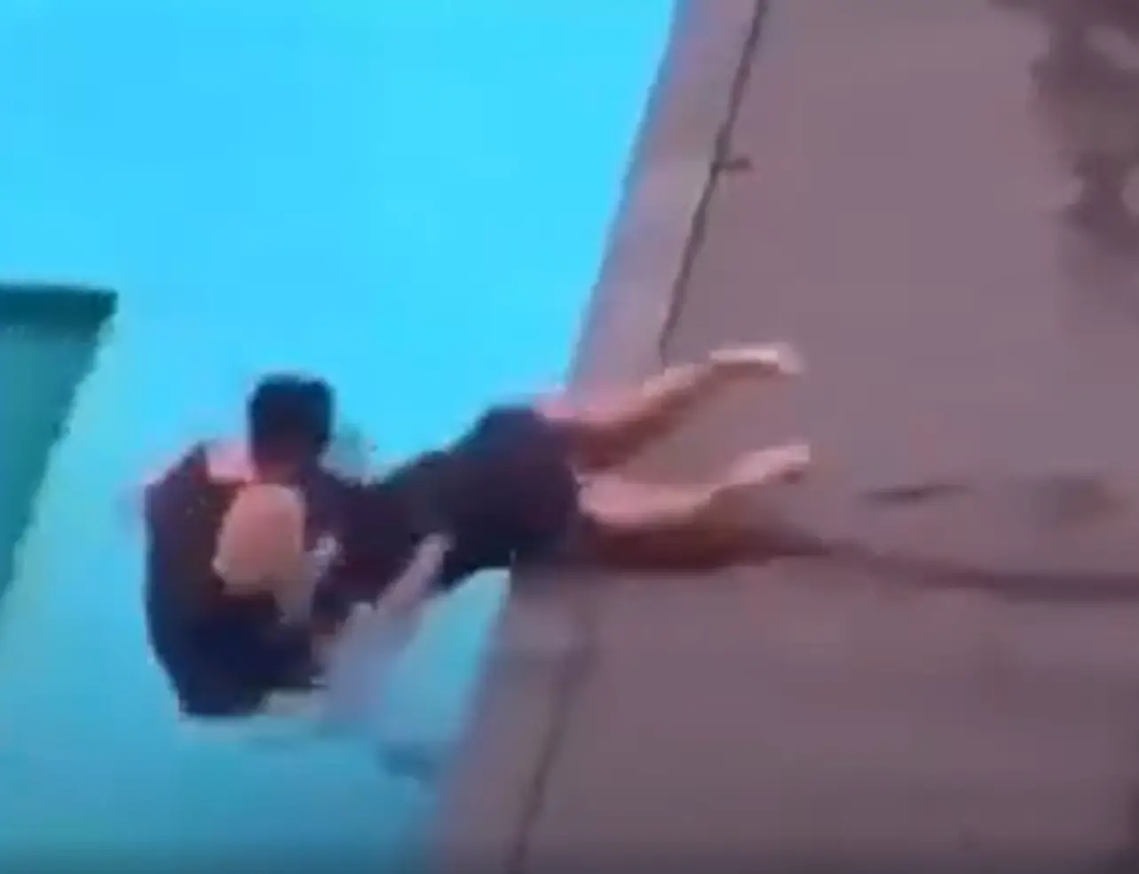 Hombre intenta ahogar a su esposa