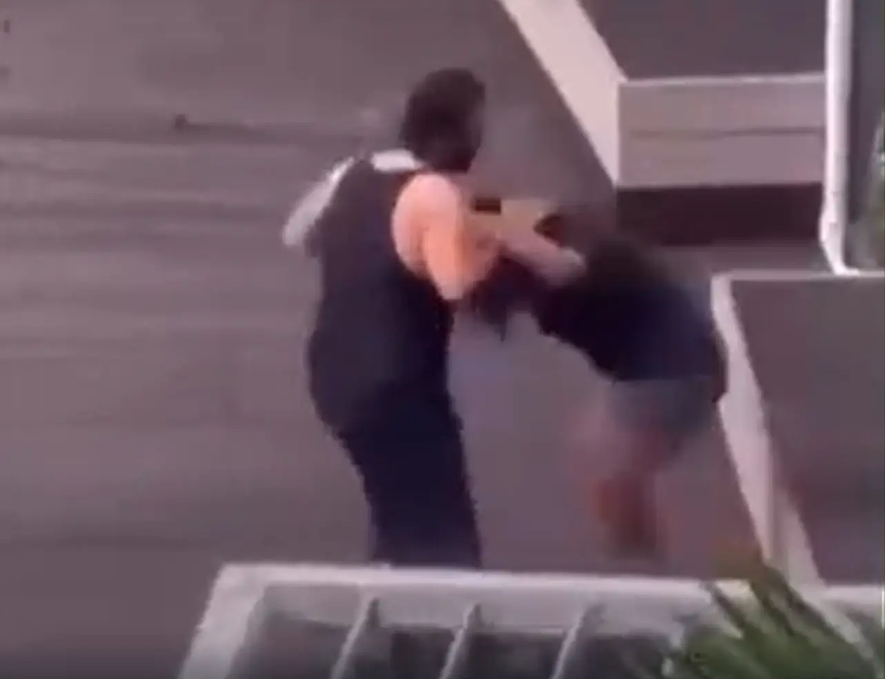 Hombre intenta ahogar a su esposa